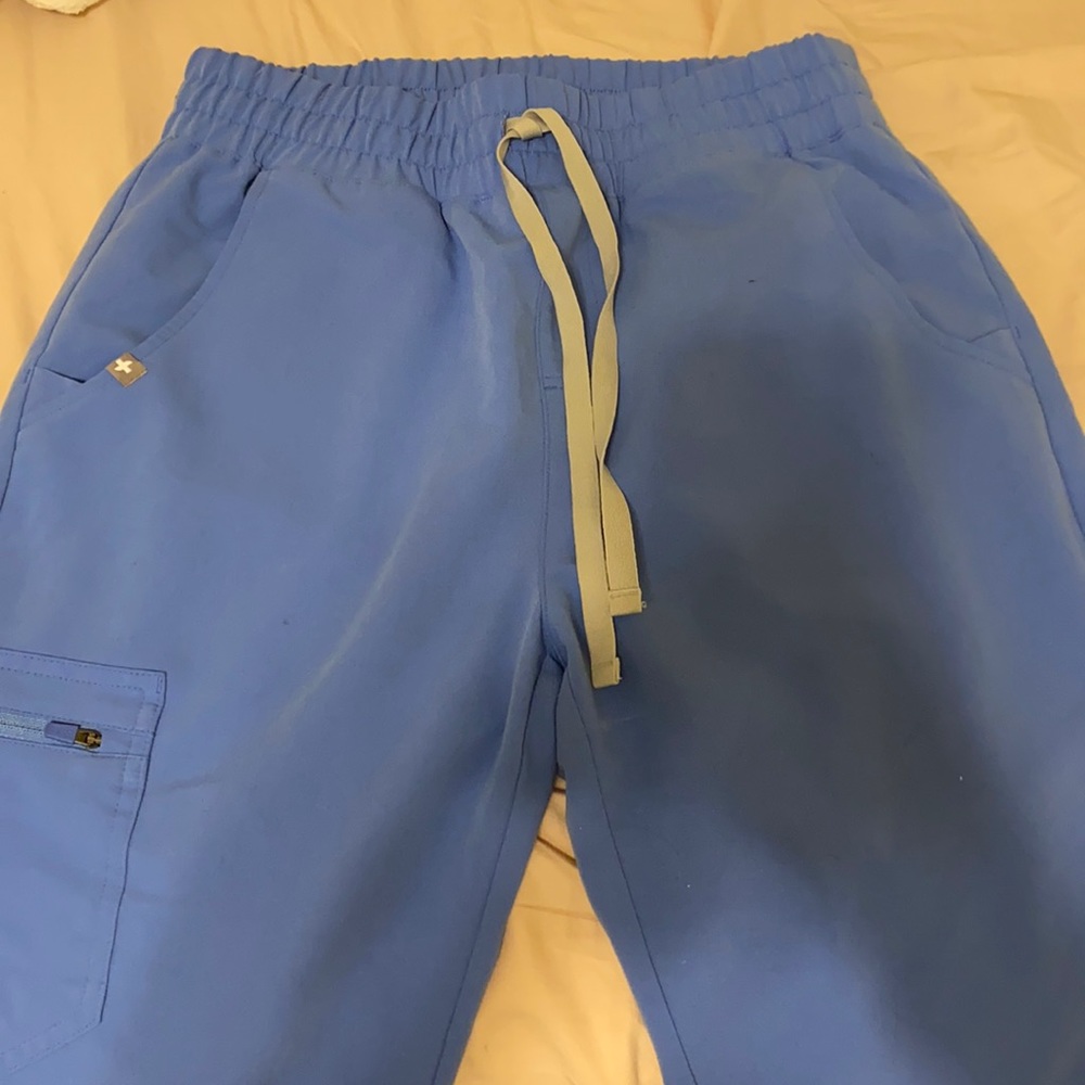 Light blue figs jogger scrub